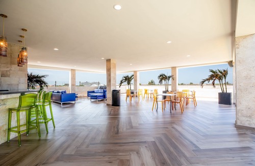 Punto de Oro Apartment | Rooftop Pool w/Lounge Area-2be2ba Sleeps 4 #A5