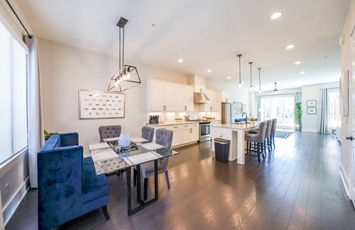 Castleberry Hill House | Rooftop/Skyline Views/Walk to Mercedes-Benz and enjoy some Free Fun for both Family and Adults