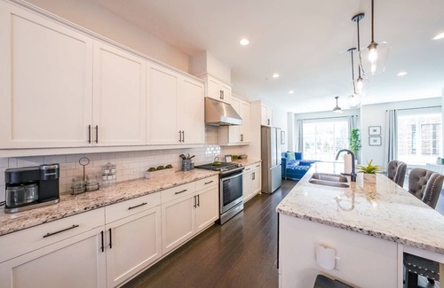 Castleberry Hill House | Rooftop/Skyline Views/Walk to Mercedes-Benz and enjoy some Free Fun for both Family and Adults
