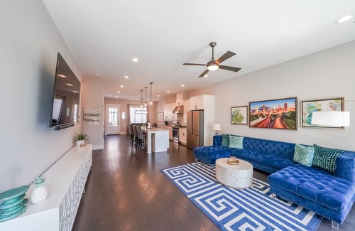 Castleberry Hill House | Rooftop/Skyline Views/Walk to Mercedes-Benz and enjoy some Free Fun for both Family and Adults