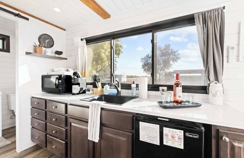 Tulare House | Rooftop Spa! Tiny Home on the Farm with Gym