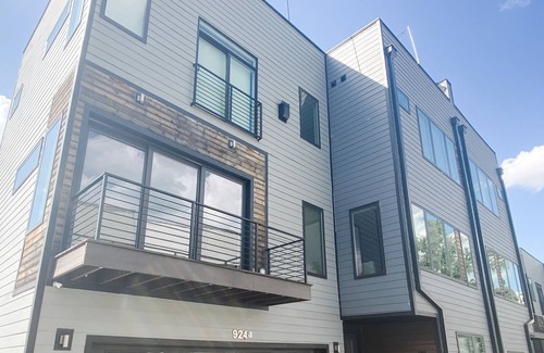 Third Ward House | Rooftop w/hot tub & city skyline views. Full gym!