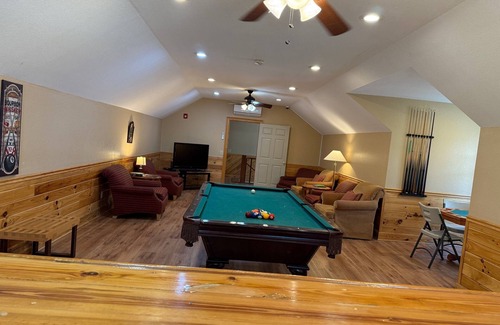 Twin City House | Room 1 & 2 - Charming 12-bedroom hotel with WiFi and AC in Twin City, GA.