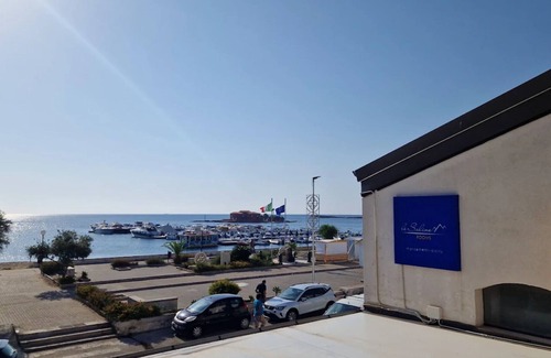 Marzamemi Apartment | Room 104 at 'Le Saline Rooms Marzamemi' Wi-Fi and Air Conditioning