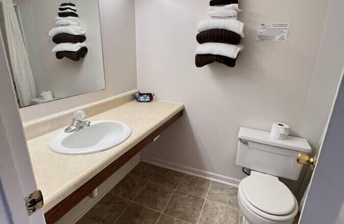 Downs Hotel | Room 104 - Double Full - Sleeps 4 - West Lake Grandvue Inn