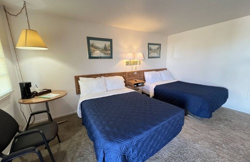 Ross Hotel | Room 114 - Double Full - Sleeps 4 - West Lake Grandvue Inn