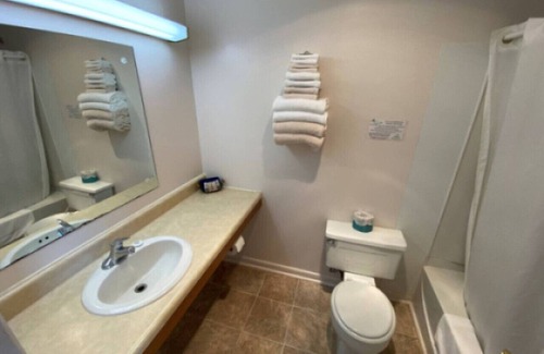 Ross Hotel | Room 114 - Double Full - Sleeps 4 - West Lake Grandvue Inn
