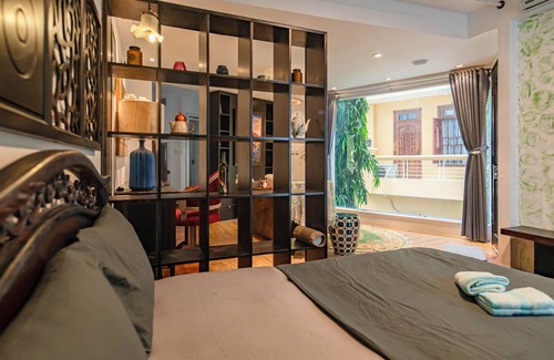Hang Xanh Bed & Breakfast | Room 2-Chill in SG, 120' projector, 2mins to District.1