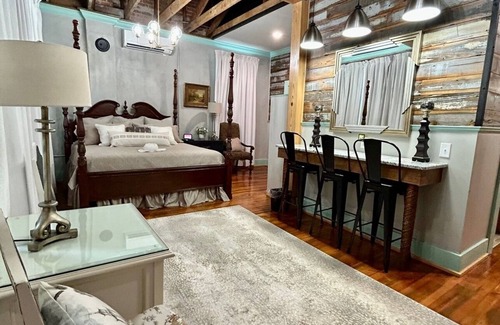 Carthage Hotel | Room 2 (sleeps 2) at Chipley's Squareview Inn