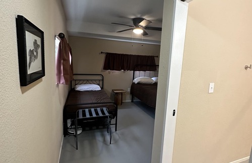 Brandon Cabin | Room #2 sleeps 3, located just 20 mins from the heart of downtown Waxahachie.