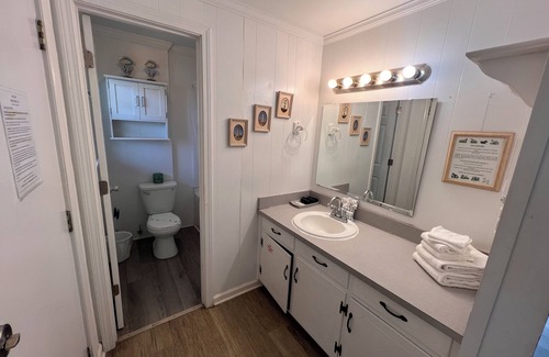 Topsail Beach Hotel | Room#201 Standard 2 Queen Beds Pets Yes