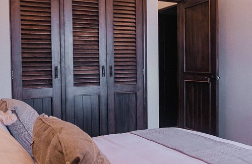 Isla Navidad Apartment | ROOM 4- Spacious Ocean Front Condo for 4 People