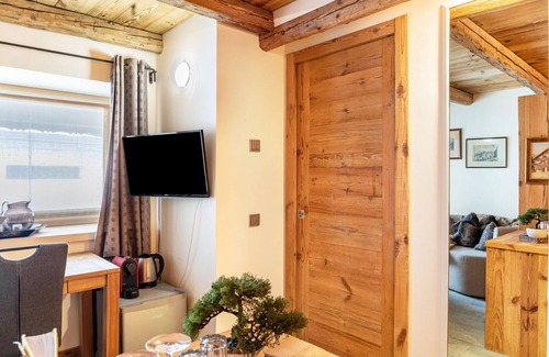 Seefeld in Tirol Apartment | Room '7 - Mit Terrasse' with Mountain View, Private Terrace and Wi-Fi