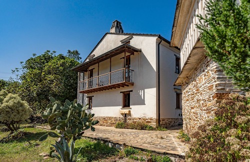 Mondonedo Apartment | Room A Aira Vella in Mondoñedo with shared garden and Wi-Fi