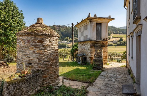Mondonedo Apartment | Room A Aira Vella in Mondoñedo with shared garden and Wi-Fi