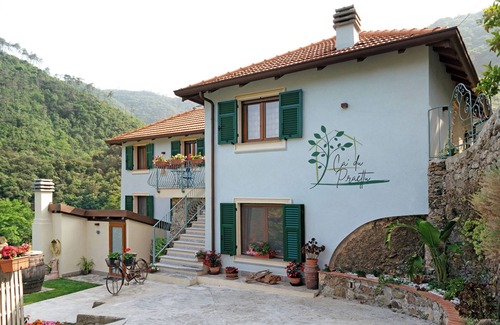 Albisola Superiore Apartment | Room 'Aegua' with Mountain View, Wi-Fi and Air Conditioning