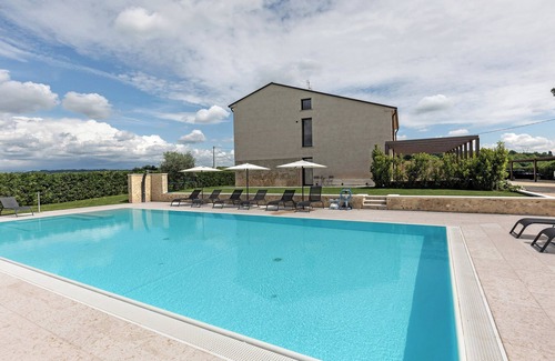 Castelnuovo del Garda Apartment | Room 'Agr Casa Pezzo Doppia Piano Terra' with Shared Pool, Wi-Fi and Air Conditioning