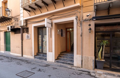 Licata Apartment | Room 'Al Duomo - Camera King Superior' with Shared Terrace, Wi-Fi and Air Conditioning