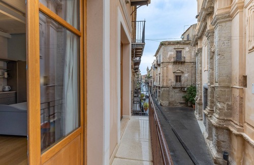 Licata Apartment | Room 'Al Duomo - Junior Suite' with Shared Terrace, Wi-Fi and Air Conditioning
