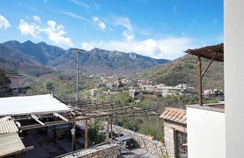 Gragnano Apartment | Room 'Amalfi Con Vista Monti E Cortile' with Shared Terrace, Shared Garden and Wi-Fi