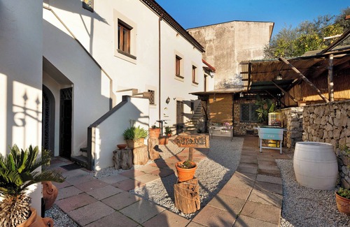 Gragnano Apartment | Room 'Amalfi Con Vista Monti E Cortile' with Shared Terrace, Shared Garden and Wi-Fi