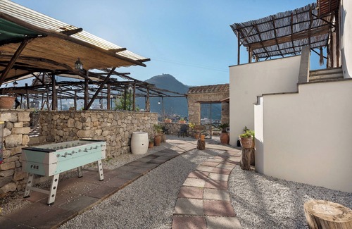 Gragnano Apartment | Room 'Amalfi Con Vista Monti E Cortile' with Shared Terrace, Shared Garden and Wi-Fi