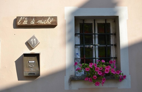 Carrodano Inferiore Apartment | Room 'Anita' with Mountain View, Shared Garden and Balcony
