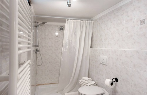Giusvalla House | Room 'Autunno' with Mountain View, Shared Terrace and Wi-Fi