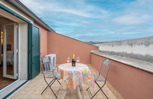 Syracuse Apartment | Room 'Cabernet R12' with Shared Pool, Wi-Fi and Air Conditioning
