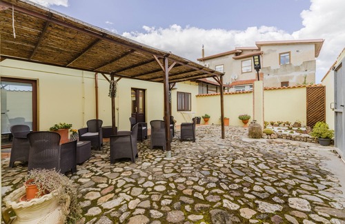 Palmas Arborea Apartment | Room 'Camera 1' with Shared Terrace, Wi-Fi and Air Conditioning
