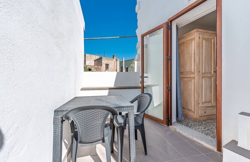 Loculi Apartment | Room 'Camera 1S' with Shared Terrace and Balcony