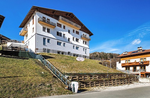 Domegge di Cadore Apartment | Room 'Camera G Beige' with Lake View, Shared Terrace and Wi-Fi