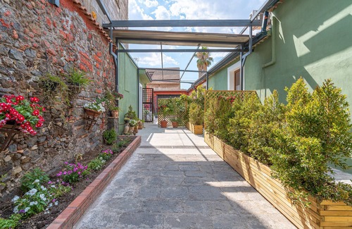Santa Maria di Licodia Apartment | Room 'Civico 46 - Yellow' with Shared Terrace, Wi-Fi and Air Conditioning