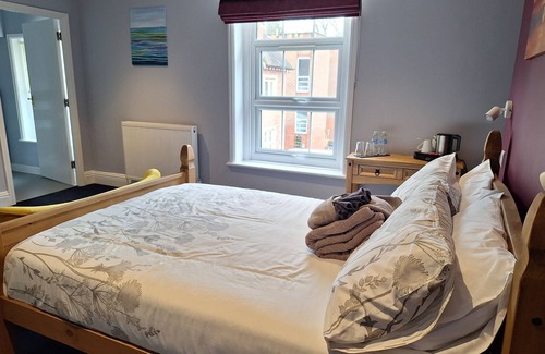 Cranleigh House | Room-comfortable and Spacious - Guest Ro
