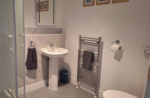 Cranleigh House | Room-comfortable and Spacious With Beaut