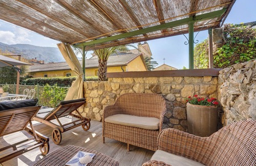 Moneglia Apartment | Room 'Corallo' with Private Terrace, Wi-Fi and Air Conditioning