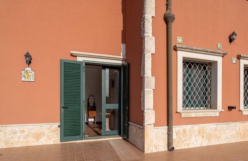 Syracuse Apartment | Room 'Dea Vulcano R7' with Shared Pool, Wi-Fi and Air Conditioning
