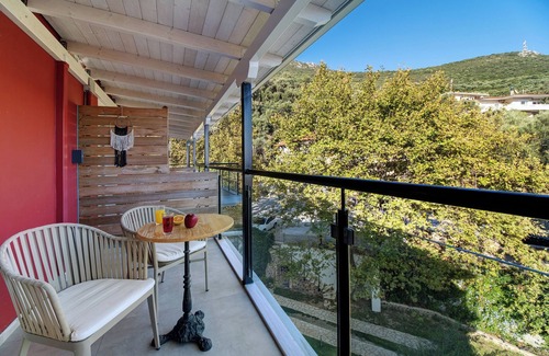 Anthousa Apartment | Room 'Deluxe Loft - C' with Shared Terrace, Wi-Fi and Air Conditioning