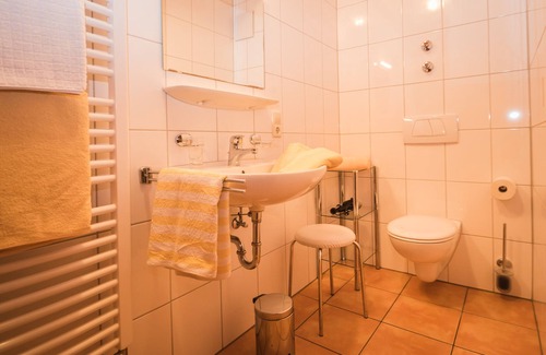 Bad Peterstal-Griesbach Apartment | Room 'Doppelzimmer 1' with Mountain View, Shared Terrace and Wi-Fi