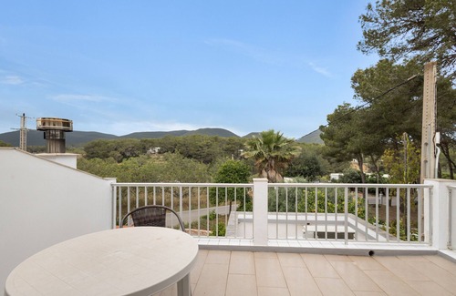 Es Figueral Beach Apartment | Room 'Doble - 3' with Mountain View, Wi-Fi and Air Conditioning