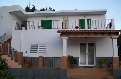 Es Figueral Beach Apartment | Room 'Doble - 3' with Mountain View, Wi-Fi and Air Conditioning