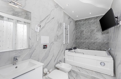 Monte Po-Nesima-San Leone-Rapisardi Apartment | Room 'Dolce Relax - Tripla Luxury' with Wi-Fi and Air Conditioning