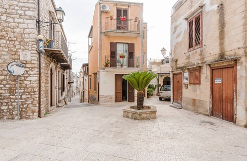 Giuliana Apartment | Room 'Eleonora D'Aragona' with Mountain View, Wi-Fi, and Air Conditioning