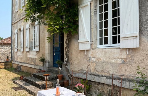 Savignac-les-Eglises Apartment | Room 'Exotique' with Shared Terrace, Shared Garden and Wi-Fi