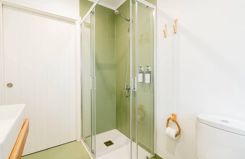 Fortios Apartment | Room 'Familiar' with Shared Pool, Wi-Fi and Air Conditioning