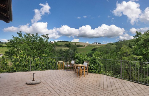 Mango Apartment | Room 'Favorita Suite' with Shared Terrace, Shared Garden and Wi-Fi