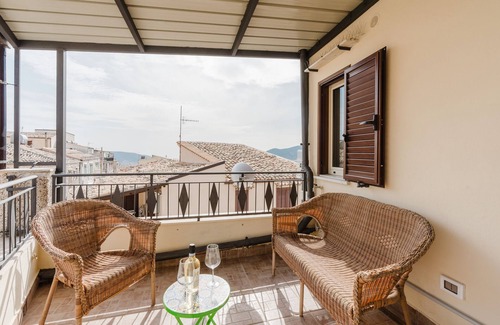 Giuliana Apartment | Room 'Federico 2°' with Mountain View, Wi-Fi and Air Conditioning
