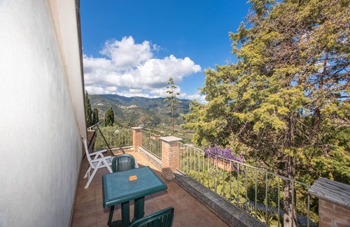 Patti Apartment | Room 'Filicudi' with Shared Terrace, Shared Garden and Air Conditioning