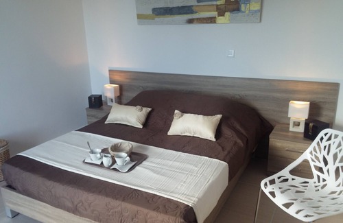 Kos Town Bed & Breakfast | Room for rent overlooking the pool with sea views, with sea view.