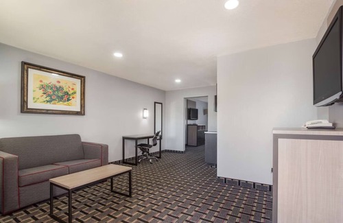 Salem Hotel | Room for the Whole Crew! 3 Double Suites w/Kitchenettes & Free Wi-Fi